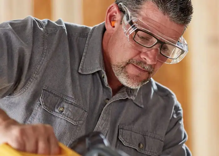 Benefits of Safety Glasses That Fit Over Glasses